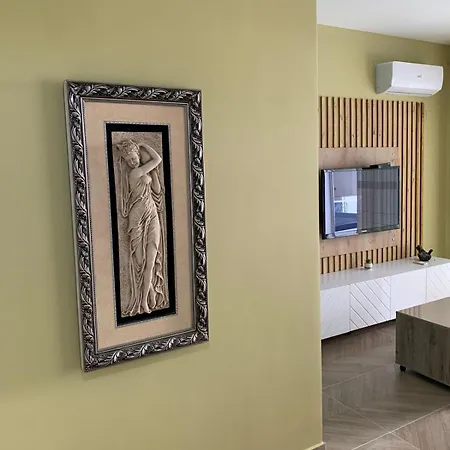 Apartment I&s 5 *